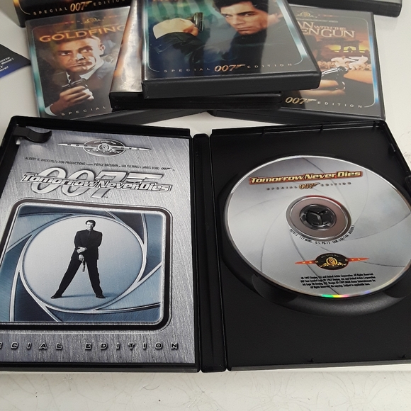 The James Bond 007 DVD Special Edition Collection (8 DVDS) - Picture 7 of 16
